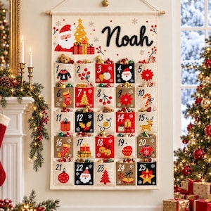 Può includere: Un calendario dell'avvento in tessuto color crema appeso alla parete, con il nome Noah in corsivo nero. Presenta venticinque tasche numerate decorate con icone natalizie festive rosse, nere e dorate come Babbo Natale, alberi e regali.