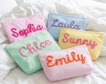 Trousse de toilette preppy, Trousse de maquillage en seersucker personnalisée, Trousse de toilette de voyage à rayures, Pochette de plage personnalisée, Cadeau pour club d'étudiantes, Trousse esthétique