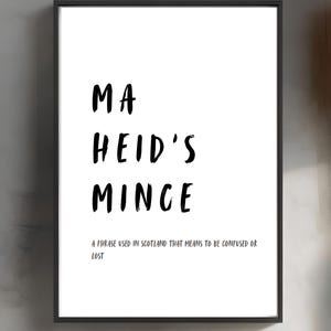 Puede incluir: Impresión enmarcada en negro con las palabras "MA HEID'S MINCE" en negrita negra sobre fondo blanco. Debajo, la frase "A phrase used in Scotland that means to be confused or lost."