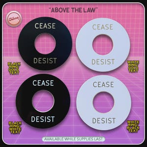 Könnte beinhalten: Vier kreisförmige Designs mit den Wörtern „CEASE“ und „DESIST“ aufgedruckt. Zwei sind schwarz mit goldenem Text, und zwei sind weiß mit goldenem oder schwarzem Text. Der Satz „ABOVE THE LAW“ steht oben.