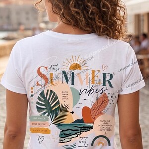 Op de afbeelding: Wit T-shirt met een kleurrijk grafisch ontwerp. Het ontwerp bevat de woorden "SUMMER vibes" in een gestileerd lettertype, samen met illustraties van een zon, bladeren en andere zomerse elementen. Extra tekst luidt "Live Simple, Love Deeply, Laugh Often."