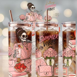 Op de afbeelding: Een doorzichtige beker met een roségouden deksel en rietje, met een skeletillustratie in een roze jurk, zonnebril en de tekst "Luxury Summer Vibes". Het ontwerp bevat roze bloemen, aardbeien en een handtas.
