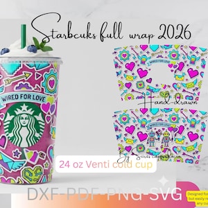 Op de afbeelding: Een 24 oz Venti cold cup met een full wrap design. De beker heeft een levendig patroon met harten, pijlen, robots en de tekst "WIRED FOR LOVE". Het ontwerp is in tinten roze, blauw, geel en groen. Het Starbucks-logo is zichtbaar.