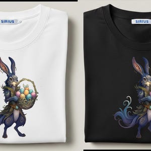 Op de afbeelding: Twee T-shirts, één wit en één zwart, met een illustratie van een konijn met een mand met paaseieren. Het konijn is blauw, paars en groen. De shirts hebben het merk "SIRIUS" op het label.