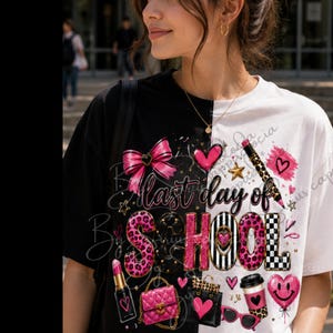 Op de afbeelding: Zwart-wit gesplitst T-shirt met de tekst "Last day of SCHOOL" in roze en zwart. Het ontwerp bevat een roze strik, harten, lippenstift, een handtas, zonnebril en een koffiekopje.
