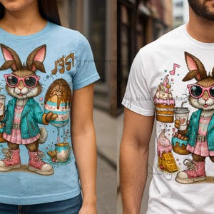 Op de afbeelding: Lichtblauwe en witte T-shirts met een cartoonkonijn met een zonnebril, een blauwgroene jas en roze laarzen. Het konijn houdt een koffiekopje en een paasei vast. Muzieknoten en desserts zijn ook afgebeeld.