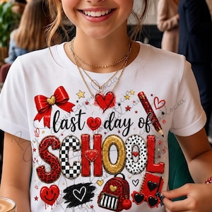 Op de afbeelding: Wit T-shirt met een kleurrijk "Last Day of School" ontwerp. Het ontwerp bevat een rode strik, harten, sterren, een potlood en een rugzak. Het woord "SCHOOL" is in een mix van patronen en kleuren.