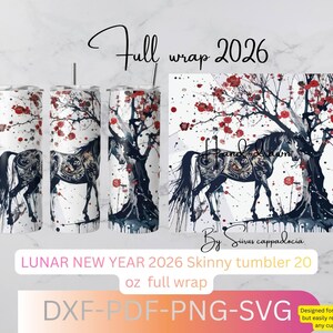 Op de afbeelding: Een set van drie roestvrijstalen bekers en een ontwerpsjabloon met een zwart paard, rode bloesems en een boom tegen een witte achtergrond. De bekers zijn 591 ml, met een full wrap design. De tekst luidt "Full wrap 2026" en "Lunar New Year 2026".