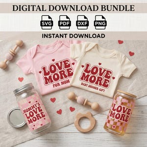 Op de afbeelding: Een digitale downloadbundel met babykleding, een weckpot en een glas met de tekst "LOVE MORE". De babykleding is roze en crèmekleurig. De weckpot en het glas hebben een roze en wit geblokt patroon.