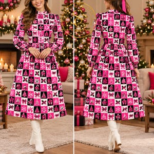 Op de afbeelding: Een midi-jurk met lange mouwen en een ruitpatroon van afwisselende zwarte en witte vierkanten. Elk vierkant bevat een feestelijke kerstafbeelding, waaronder roze kerstbomen, strikken, sneeuwvlokken en kerstballen, gecombineerd met witte laarzen.