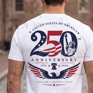 Op de afbeelding: Wit t-shirt met een patriottisch ontwerp ter viering van de 250e verjaardag van de Verenigde Staten. Het ontwerp bevat het nummer 250 in rood en blauw, het Vrijheidsbeeld, een adelaar en de tekst "Freedom, Liberty, Unity."