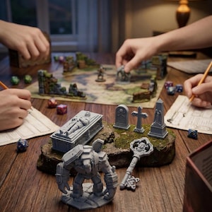 Puede incluir: Una configuración de juego de rol de mesa con figuras en miniatura, dados y un tablero de juego. La escena incluye un robot en miniatura, una llave, un ataúd y lápidas. Los jugadores interactúan con las piezas del juego sobre una mesa de madera.