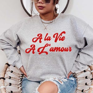 Sweat-shirt à la vie à l&#39;amour, chemise française, chemise Paris, citation française, chemise dicton français, cadeau français, t-shirt de style parisien
