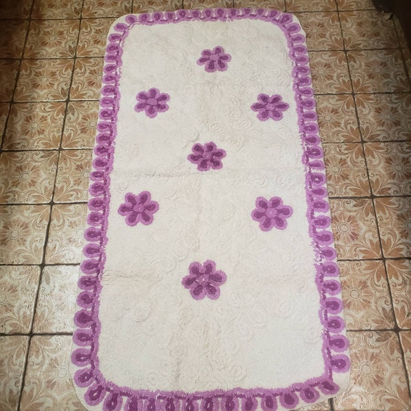 REDUCED FREE SHIPPING Vtg Mid Century Off White Pink Flowers Chenille Bath Mat Bathroom Rug, 29.5" x 56.5"