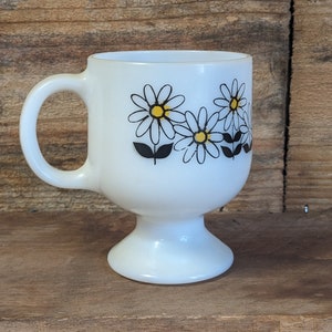 FREE SHIPPING Vtg White Milk Glass Daisy Designs Footed Coffee Cup Mug