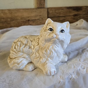 FREE SHIPPING Vtg Mid Century White Ceramic Kitty Cat Figure Figurine, Taiwan