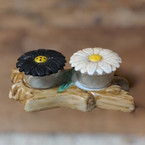 FREE SHIPPING Vtg Pair Ceramic Log Base Floral Daisy Style Plastic Flowers Salt and Pepper Shakers, Japan