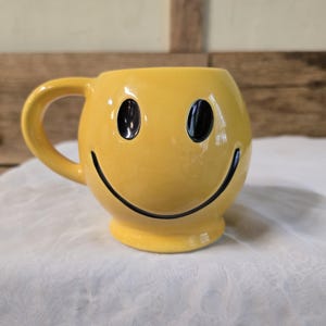 FREE SHIPPING Vtg Ceramic Happy Smiley Face Yellow Mug, USA