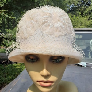 REDUCED FREE SHIPPING Vtg Mid Century White Faux Pearl Accent Flowers Grosgrain Band Net Lace Union Made Cloche Style Hat
