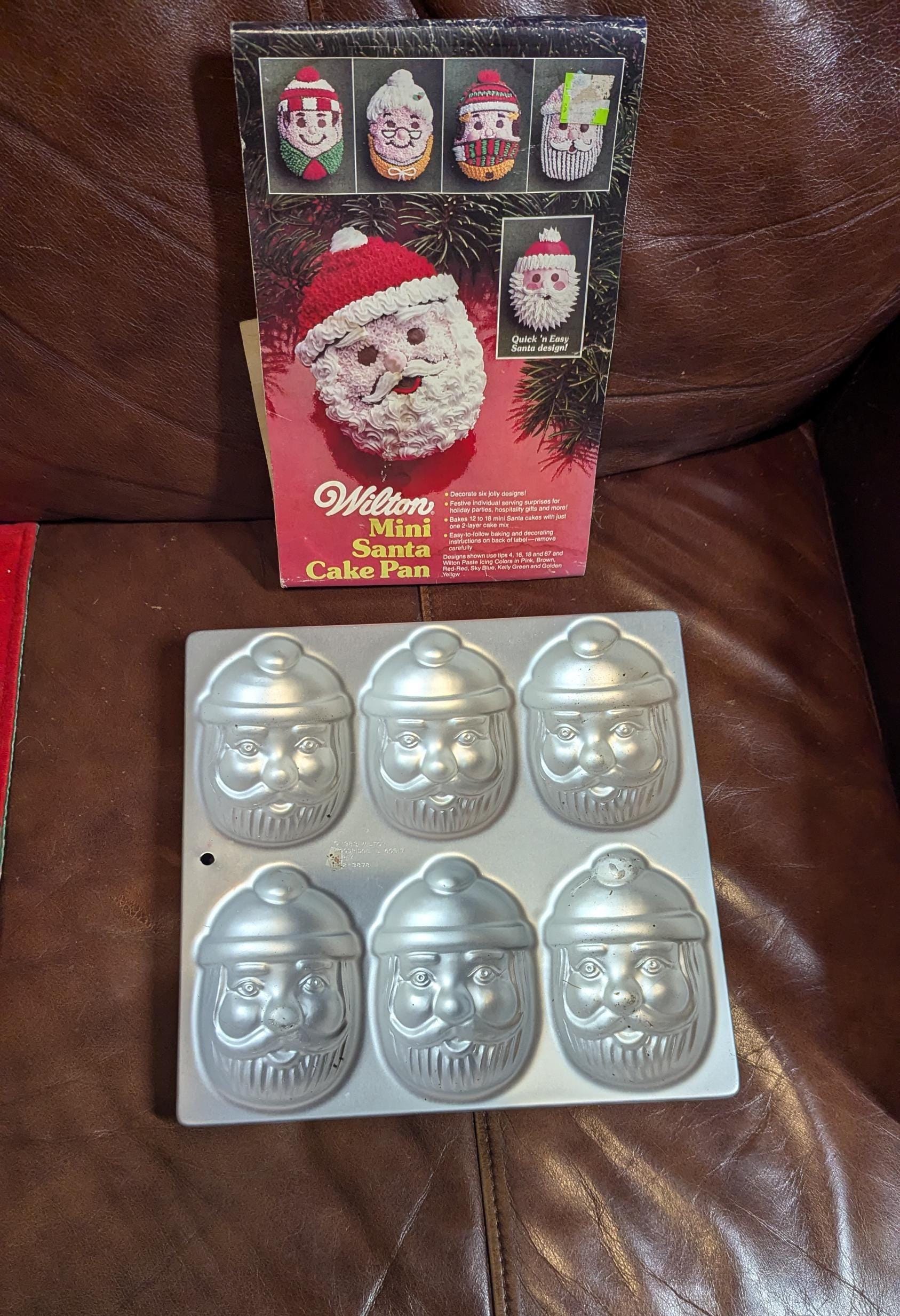 Wilton Santa Pan - Main Image