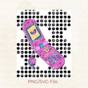 Könnte beinhalten: Ein pinkfarbenes Klapphandy mit einem Herz auf dem Bildschirm und einem flauschigen Anhänger. Das Handy befindet sich auf einem schwarz-weißen Polka-Dot-Hintergrund.