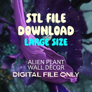 Op de afbeelding: Een digitale afbeelding met een paarse, organische, buitenaardse plantstructuur met de tekst: STL FILE DOWNLOAD LARGE SIZE, ALIEN PLANT WALL DECOR, DIGITAL FILE ONLY. De achtergrond bestaat uit donker, dieppaars en blauw gebladerte.