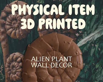 Puede incluir: Decoración de pared de planta alienígena marrón, impresa en 3D. La imagen muestra el texto "PHYSICAL ITEM 3D PRINTED" y "ALIEN PLANT WALL DECOR" en blanco. La decoración tiene un diseño en espiral, sobre un fondo de follaje verde.