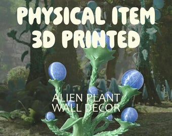 Puede incluir: Decoración de pared de planta alienígena impresa en 3D. La planta verde tiene estructuras azules en forma de orbes y está sobre un fondo borroso de bosque. El texto en la imagen dice "PHYSICAL ITEM 3D PRINTED" y "ALIEN PLANT WALL DECOR."
