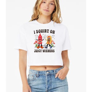 おもしろクロップトップ、風刺クロップトップ、かわいいグラフィックTシャツ、レディースサマートップ、音楽フェスティバルウェア、大人向けユーモア、漫画ユーモア
