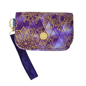 Gesteppte Clutch: Lila & Gold Mandala, abnehmbarer Handgelenkriemen
