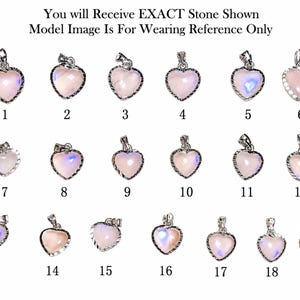 Puede incluir: Una colección de colgantes en forma de corazón con engastes de metal plateado. Los colgantes presentan varias piedras de color claro, incluyendo tonos rosas e iridiscentes. Cada colgante está numerado para la selección, con texto en la parte superior.