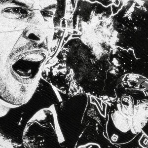 Pode incluir: Imagem em preto e branco de um jogador de h&oacute;quei com capacete e camisa com um logotipo de pinguim. O jogador est&aacute; gritando com uma express&atilde;o determinada. A imagem &eacute; estilizada com um efeito grunge e raios.