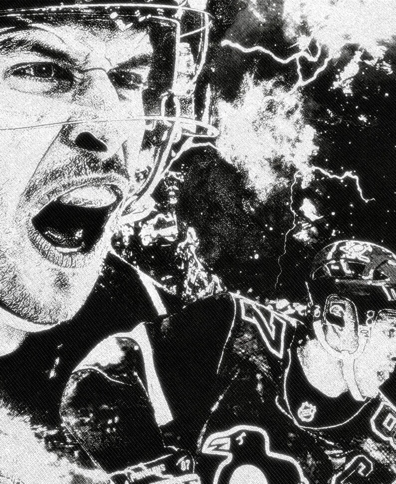 Pode incluir: Imagem em preto e branco de um jogador de h&oacute;quei com capacete e camisa com um logotipo de pinguim. O jogador est&aacute; gritando com uma express&atilde;o determinada. A imagem &eacute; estilizada com um efeito grunge e raios.