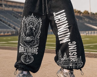 Calça de moletom inspirada no time de futebol americano Baltimore, modelo jogger gótico com estampa de corvo, estilo streetwear urbano vintage, preta, lavagem pesada, unissex, ideal para presentear nos anos 2000.