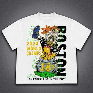 Puede incluir: Camiseta blanca con una ilustración verde, amarilla y negra de un esqueleto haciendo un mate con una pelota de baloncesto en una olla de oro. El texto "Boston", "2024 World Champs", "18+" y "Another one in the pot" está impreso en la camiseta.