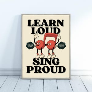 Könnte beinhalten: Ein gerahmtes Poster mit Retro-Design. Das Poster zeigt zwei anthropomorphe Noten mit Armen und Beinen sowie den Text "LEARN LOUD SING PROUD". Die Noten sind rot mit weißen Handschuhen und Schuhen. Das Poster enthält auch den Text "PRACTICE PERFORM REPEAT".