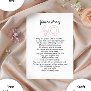Puede incluir: Una tarjeta blanca con el texto "You're Forty" y un gran "40" rosa. La tarjeta incluye un poema sobre cumplir cuarenta años. El fondo es una tela suave de color melocotón con acentos florales. Las palabras "Personalize Me!" están en un círculo blanco.