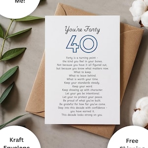 Op de afbeelding: Een witte wenskaart met de tekst "You're Forty" en een grote blauwe "40" ligt op een kraft papieren envelop. De kaart bevat een gedicht over veertig worden. De woorden "Personalize Me!" en "Kraft Envelope Included" zijn ook zichtbaar.