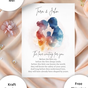 Pode incluir: Uma impressão de arte personalizada com uma ilustração em aquarela de uma família. A obra de arte inclui os nomes "Tara & John" e o texto "The love waiting for you." A impressão está em um fundo branco.