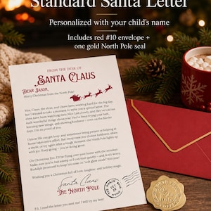 Puede incluir: Una carta blanca de Santa Claus con texto en rojo, una silueta de un trineo de renos, un sello postal del Polo Norte y una firma. Incluye un sobre rojo n.º 10 con borde dorado y un sello de cera dorado del North Pole Post Office.