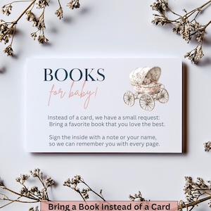 以下が含まれることがあります： 「BOOKS for baby!」の文字と、ヴィンテージのベビーカーの水彩イラストが描かれた白いベビーシャワー招待状カード。カードのサイズは10 x 15 cmで、ゲストにカードの代わりに本を持ってくるようお願いしています。