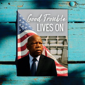 Puede incluir: Un retrato de John Lewis con traje y corbata, con la bandera estadounidense y el puente Edmund Pettus de fondo. La imagen incluye el texto "Good Trouble LIVES ON" en una fuente estilizada.