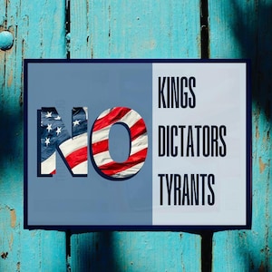 Puede incluir: Un cartel azul y blanco con la palabra "NO" en letras grandes y negritas. La "O" está hecha de una bandera estadounidense. El texto "KINGS, DICTATORS, TYRANTS" está escrito en letras negras en el lado derecho del cartel.