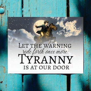 Peut inclure: Impression rectangulaire avec une illustration historique d'un cavalier à cheval devant une pleine lune. Le texte se lit "Let the warning ride forth once more: TYRANNY IS AT OUR DOOR" en noir.