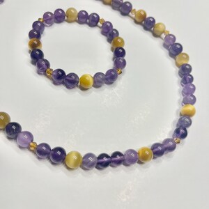 Set di gioielli in ametista e occhio di tigre dorato – Collana e braccialetto di saggezza e potere / Regalo di forza spirituale per una vita significativa