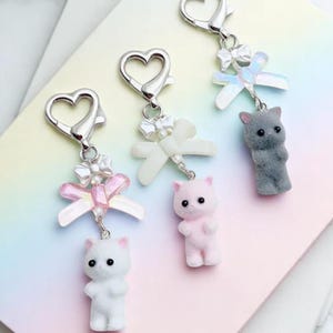 Cat Plush Keychain – Cartoon Flocking Cat Charm with Heart Carabiner and Bow – Y2K Cute Bag Pendant Gift for Women, Girls and Camera Bags