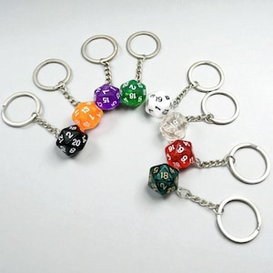 Würfel Schlüsselanhänger - Handgemachter D20 Resin Würfel Anhänger, Geeky Weihnachtsgeschenk für RPG Gamer, Fantasy Tabletop Accessoire