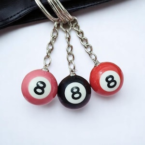 8 Ball Schlüsselanhänger – Mini 25 mm schwarzer Resin Billard Ball Anhänger – Unisex Geschenk, Spiel Souvenir oder Bar Tischdekoration