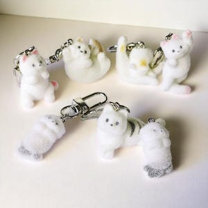 Cartoon Katze Schlüsselanhänger - Beflockter Harzpuppenanhänger, niedlicher Taschenanhänger & Autoschlüsselring-Accessoire, kreatives Geschenk für Frauen und Mädchen