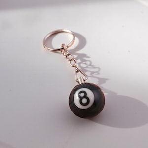 8 Ball Billard Schlüsselanhänger – Mini Glückskugel Anhänger – Unisex Taschenanhänger Geschenk für Damen & Herren